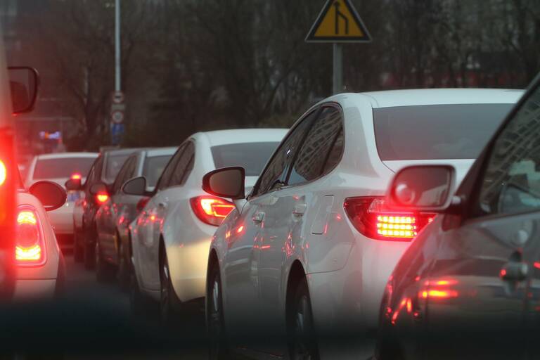 Autos stehen im Stau